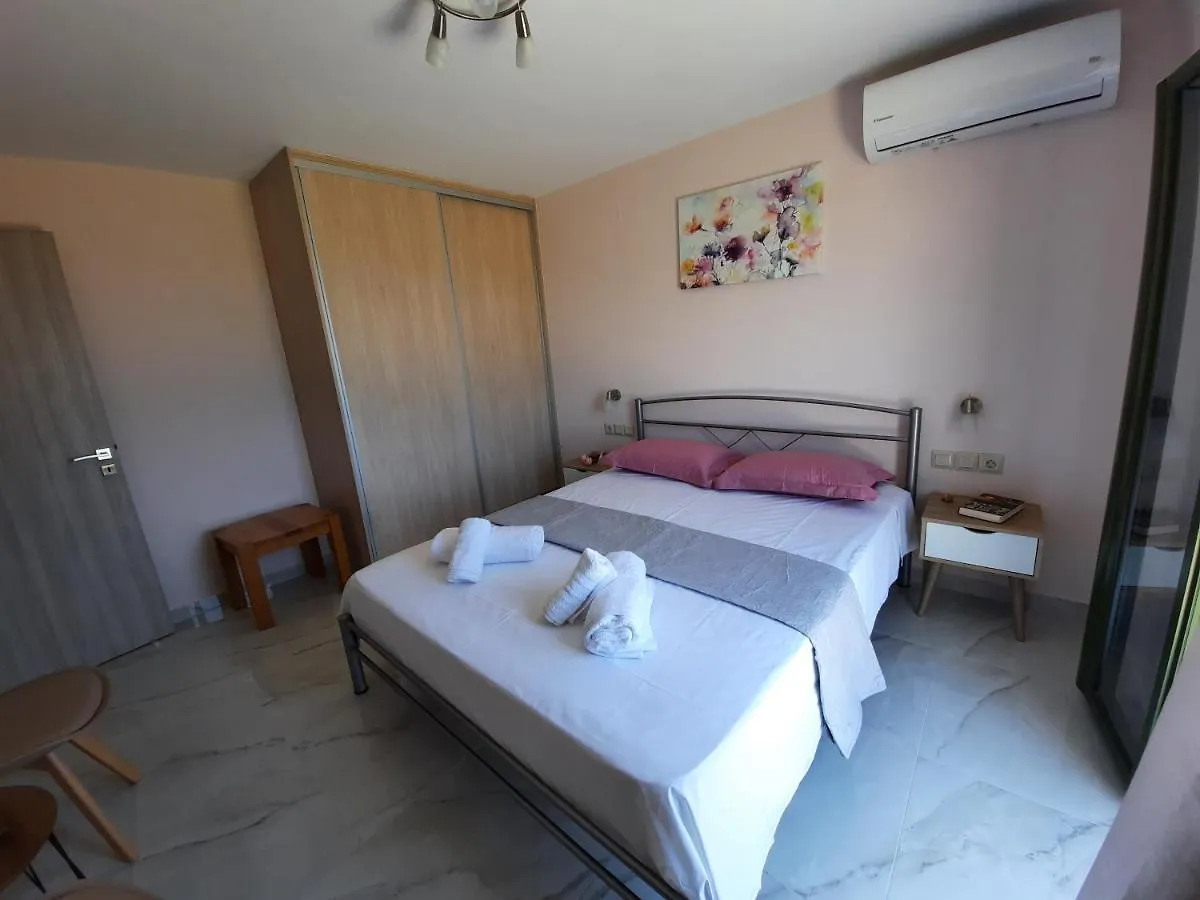 Freesia Grand Sea View Residence Svoronata